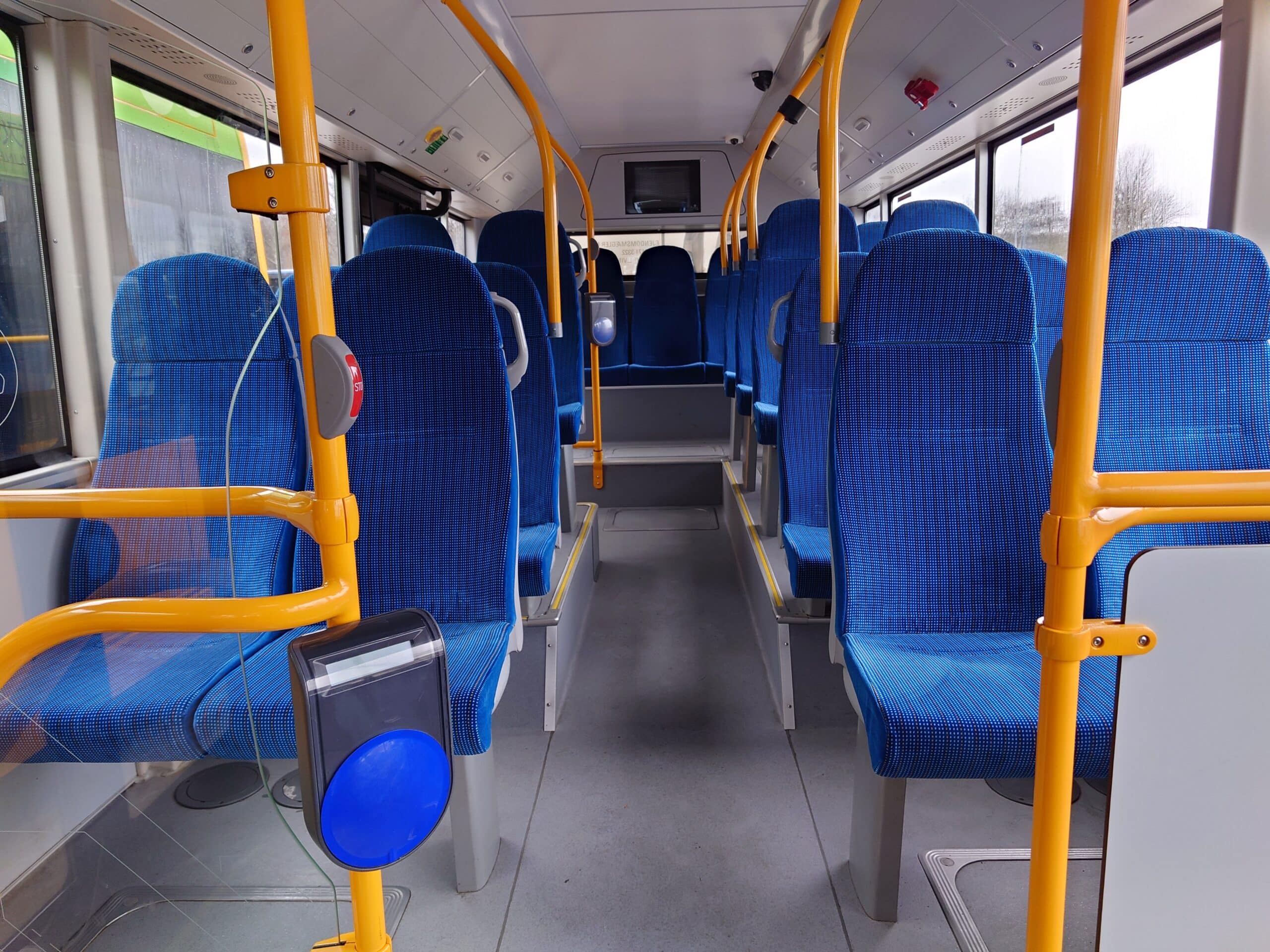 blå sæder i en bus